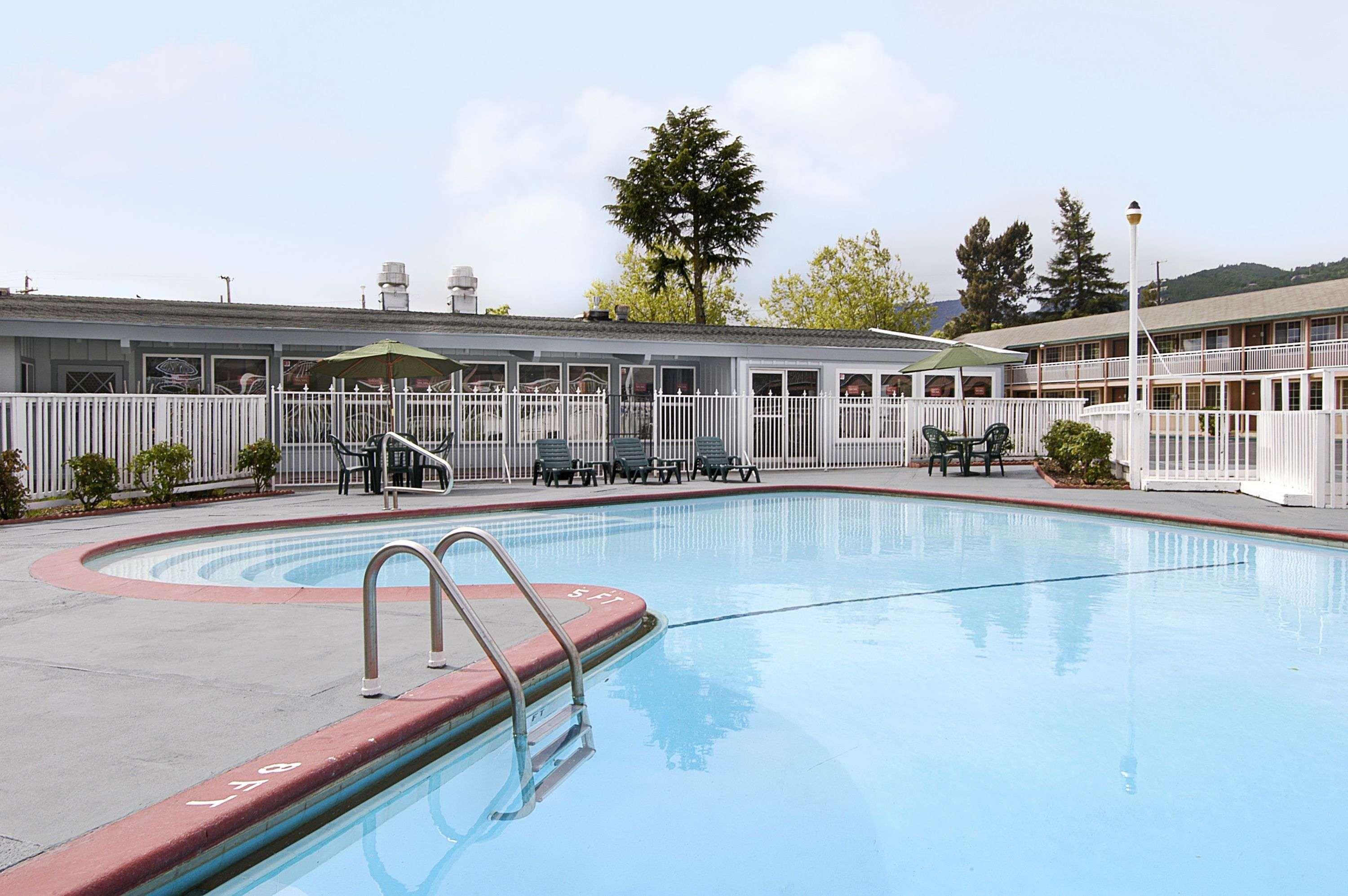 Days Inn By Wyndham Ukiah Bagian luar foto