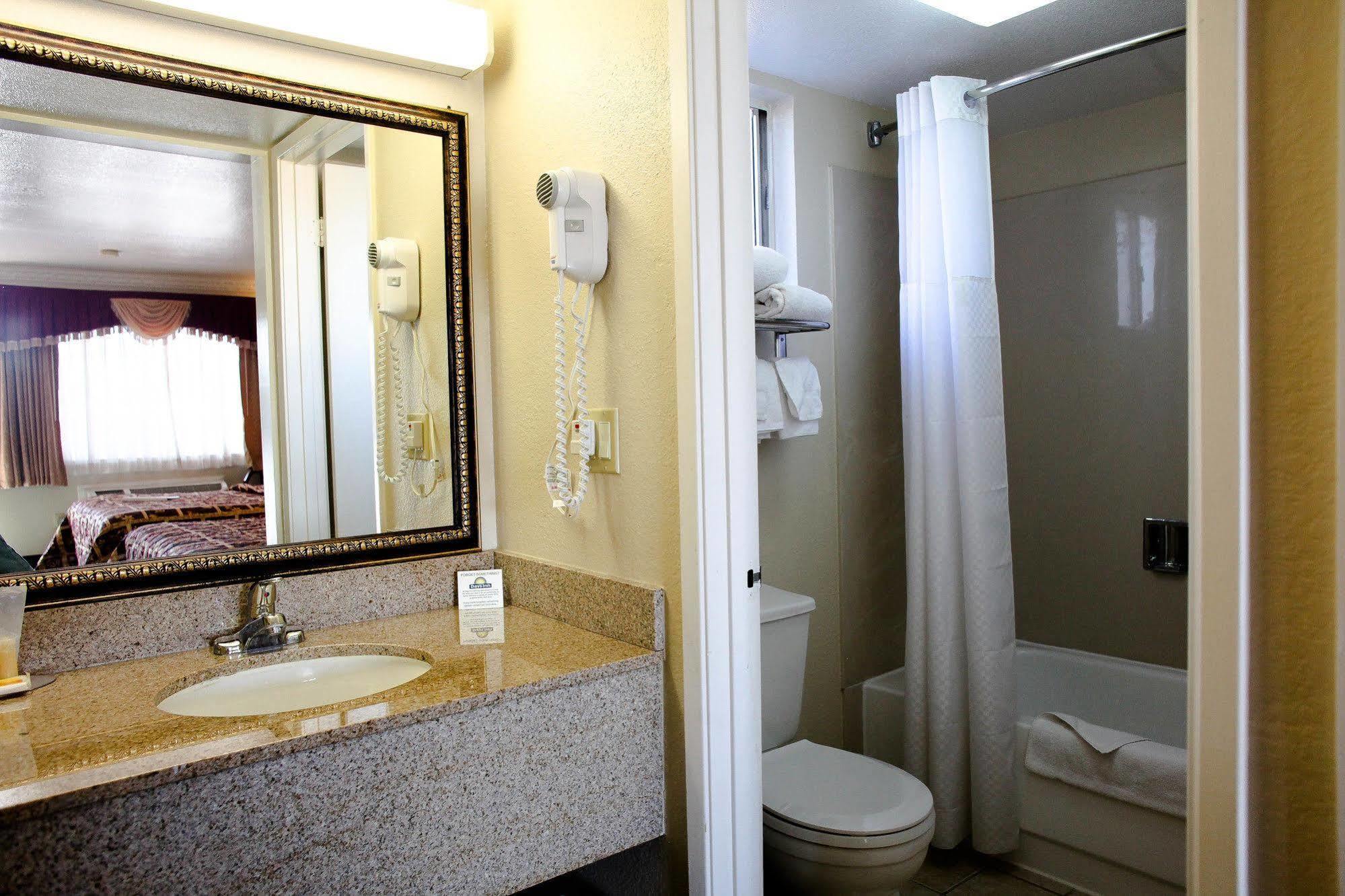 Days Inn By Wyndham Ukiah Bagian luar foto