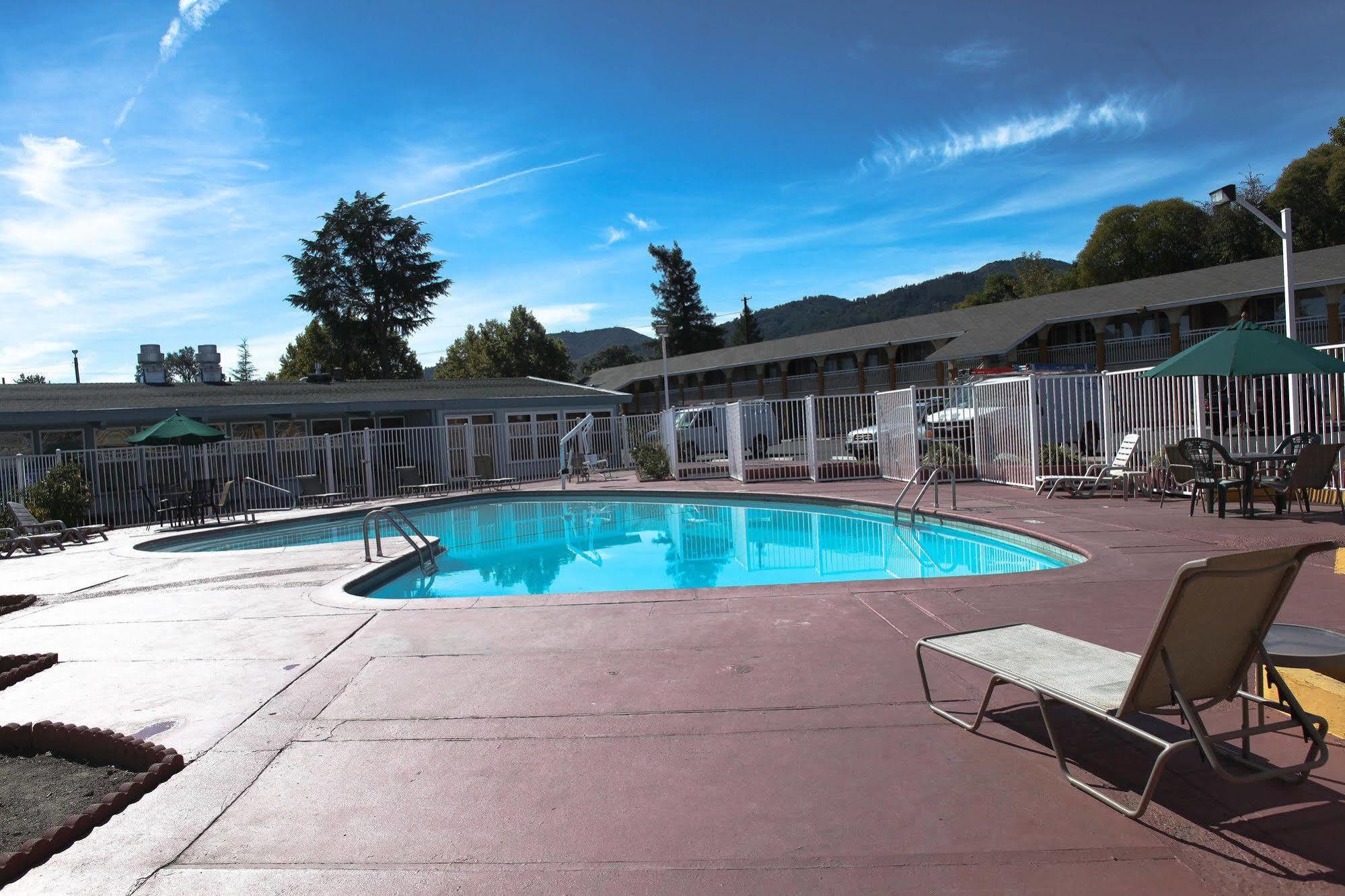 Days Inn By Wyndham Ukiah Bagian luar foto