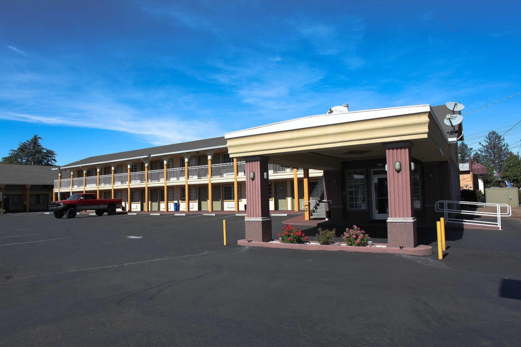 Days Inn By Wyndham Ukiah Bagian luar foto