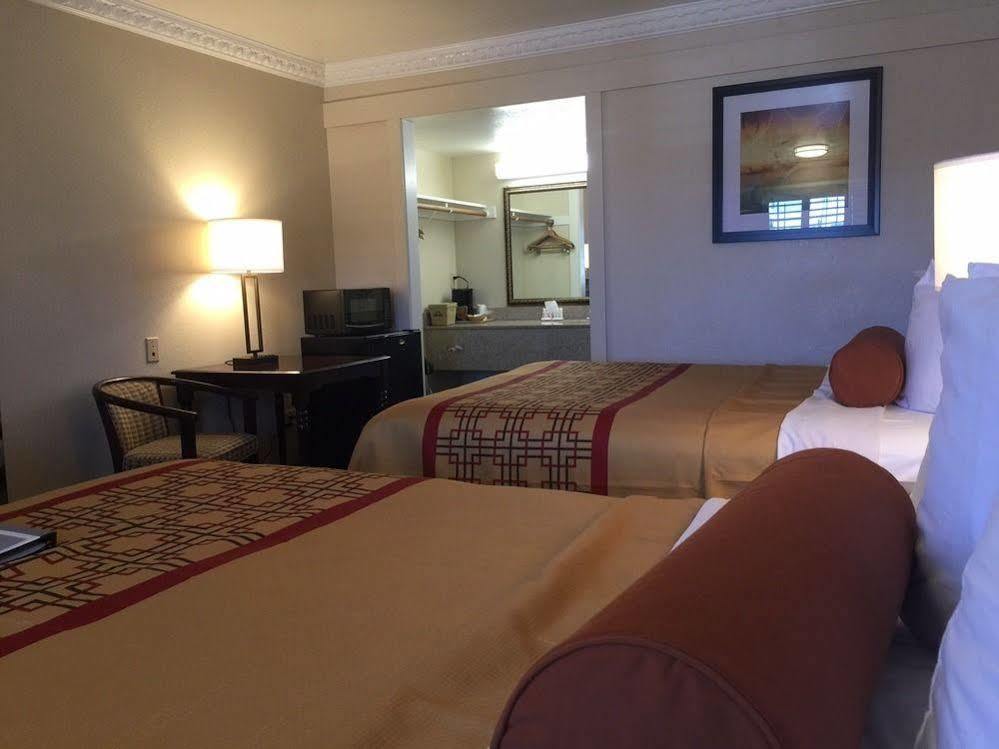 Days Inn By Wyndham Ukiah Bagian luar foto