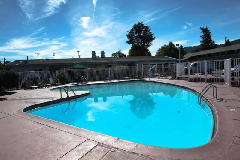 Days Inn By Wyndham Ukiah Bagian luar foto