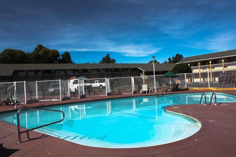 Days Inn By Wyndham Ukiah Bagian luar foto